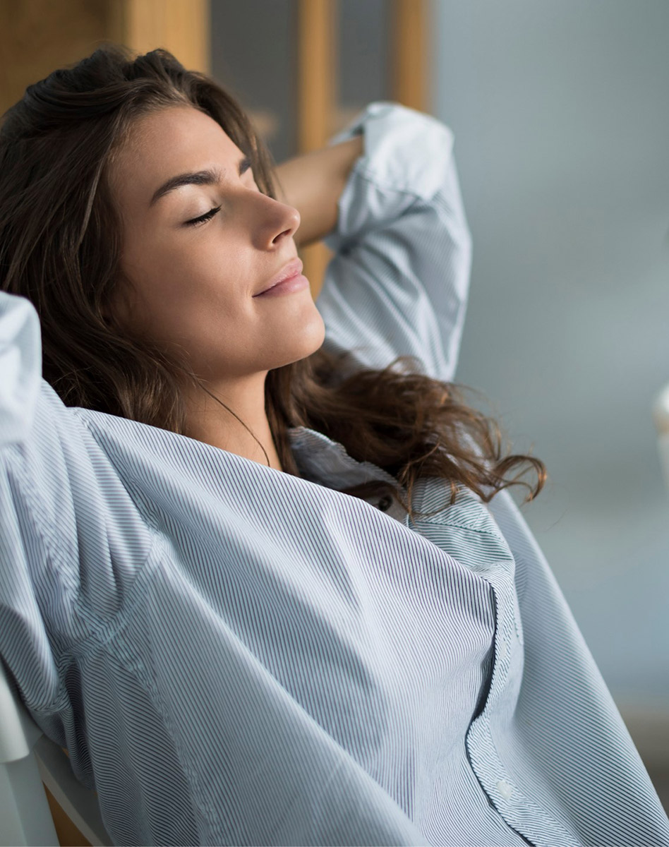 Frau lehnt sich entspannt zurück