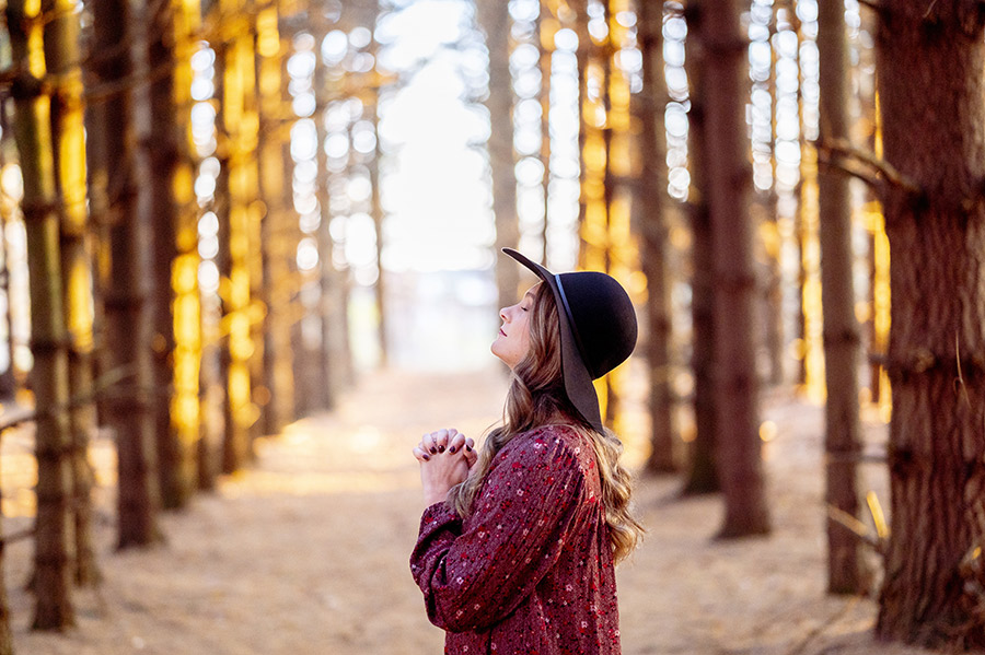 schöne junge Frau betet im Wald schöne junge Frau betet im Wald