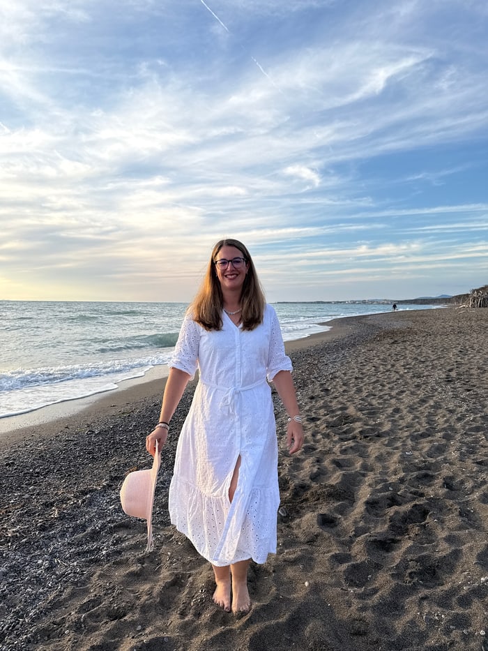 Melanie läuft am Strand