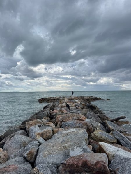 Meer und Steinwall