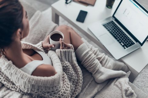 Frau mit Kaffee am Notebook Frau mit Kaffee am Notebook
